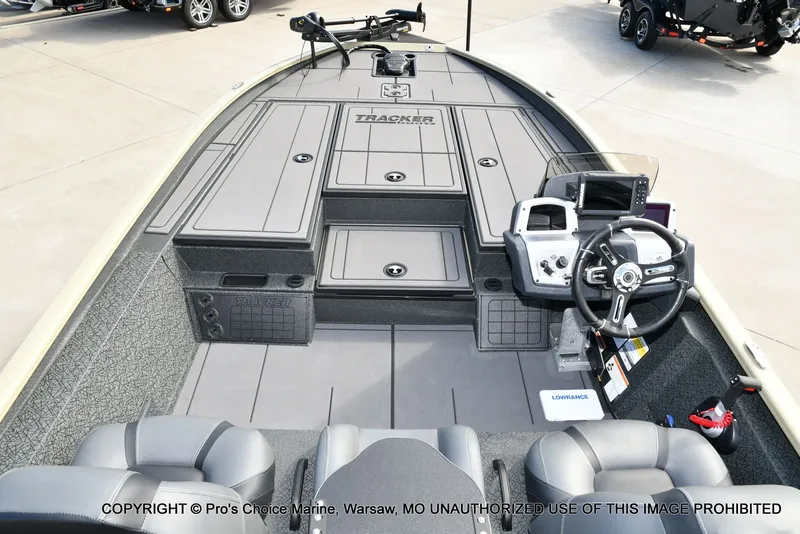 Slide: The Image of Tracker Savage 215 w/200HP Mercury 4 Stroke 2026 - 38