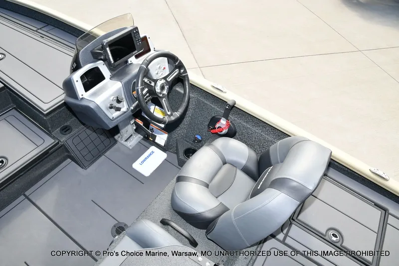 Slide: The Image of Tracker Savage 215 w/200HP Mercury 4 Stroke 2026 - 39