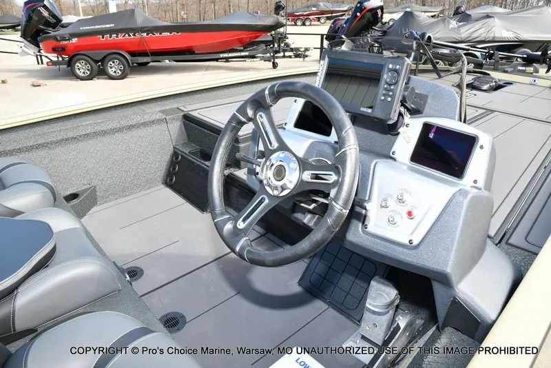 Slide: The Image of Tracker Savage 215 w/200HP Mercury 4 Stroke 2026 - 4