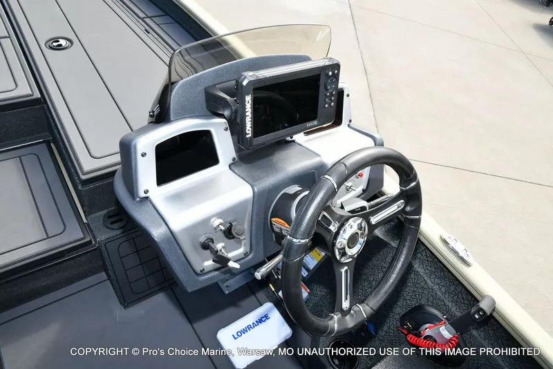 Slide: The Image of Tracker Savage 215 w/200HP Mercury 4 Stroke 2026 - 40