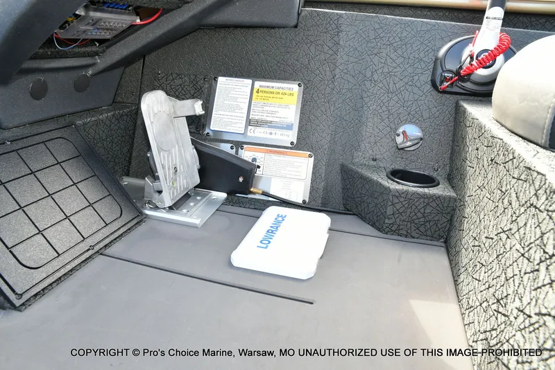 Slide: The Image of Tracker Savage 215 w/200HP Mercury 4 Stroke 2026 - 43