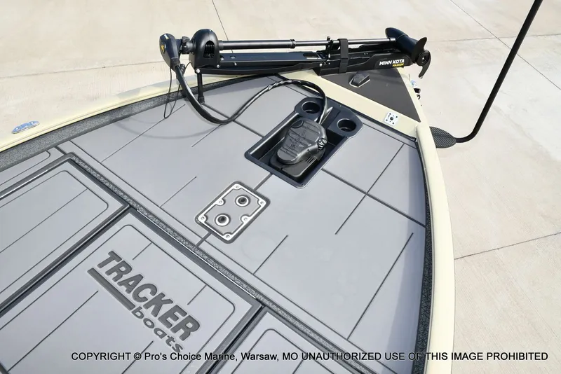 Slide: The Image of Tracker Savage 215 w/200HP Mercury 4 Stroke 2026 - 46