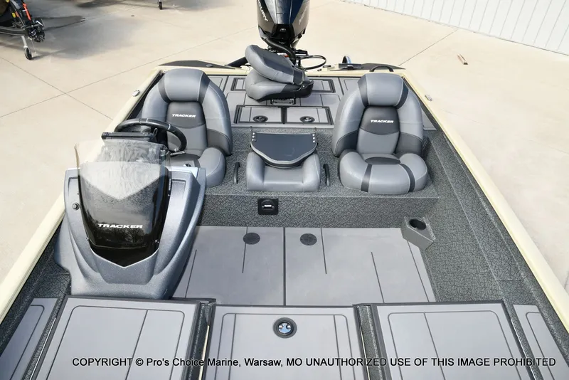 Slide: The Image of Tracker Savage 215 w/200HP Mercury 4 Stroke 2026 - 47