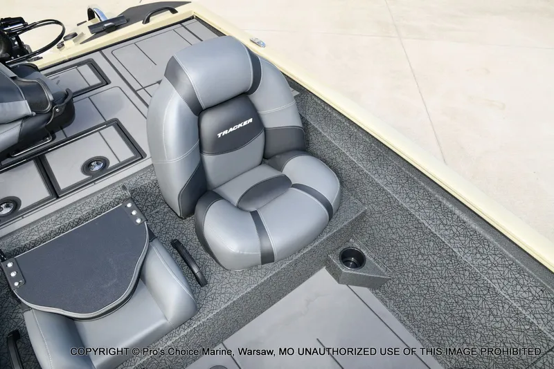 Slide: The Image of Tracker Savage 215 w/200HP Mercury 4 Stroke 2026 - 49