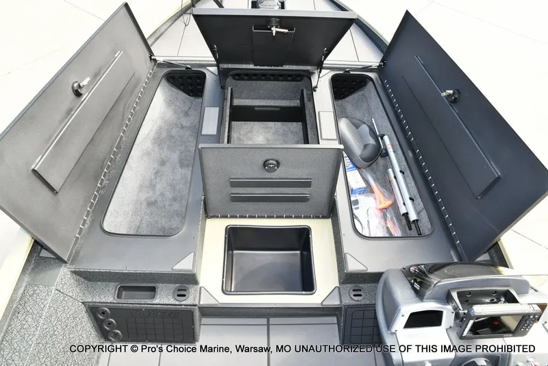 Slide: The Image of Tracker Savage 215 w/200HP Mercury 4 Stroke 2026 - 51