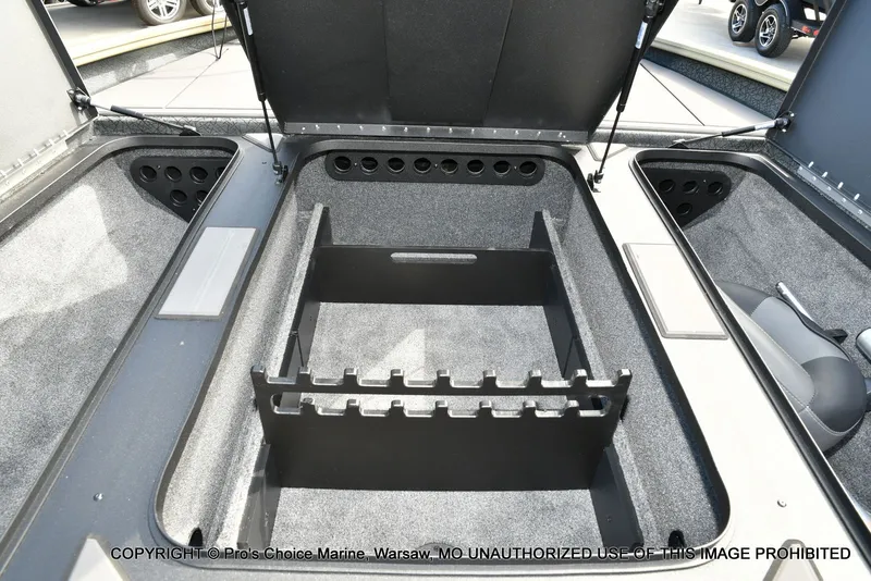 Slide: The Image of Tracker Savage 215 w/200HP Mercury 4 Stroke 2026 - 54