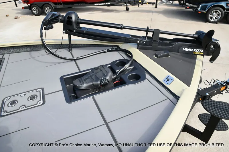 Slide: The Image of Tracker Savage 215 w/200HP Mercury 4 Stroke 2026 - 6