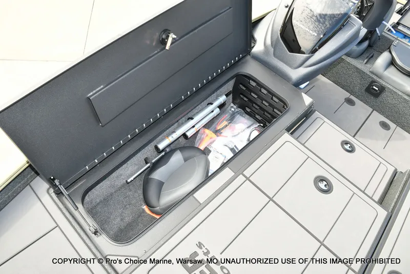 Slide: The Image of Tracker Savage 215 w/200HP Mercury 4 Stroke 2026 - 61