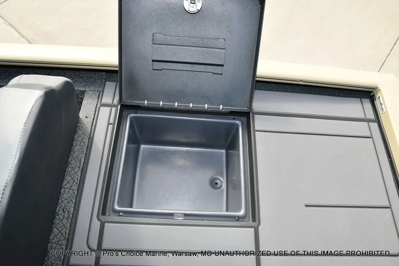 Slide: The Image of Tracker Savage 215 w/200HP Mercury 4 Stroke 2026 - 65