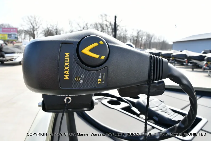 Slide: The Image of Tracker Savage 215 w/200HP Mercury 4 Stroke 2026 - 7