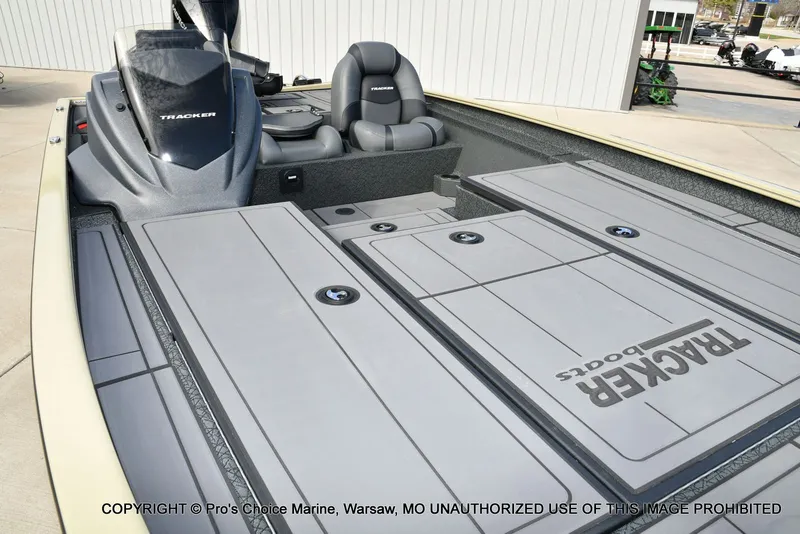 Slide: The Image of Tracker Savage 215 w/200HP Mercury 4 Stroke 2026 - 8