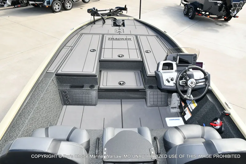 Slide: The Image of Tracker Savage 215 w/200HP Mercury 4 Stroke 2026 - 9