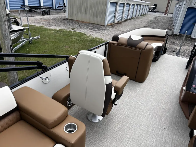 Slide: The Image of Tahoe Cascade 23 QUAD LOUNGER-200HP 2026 - 10