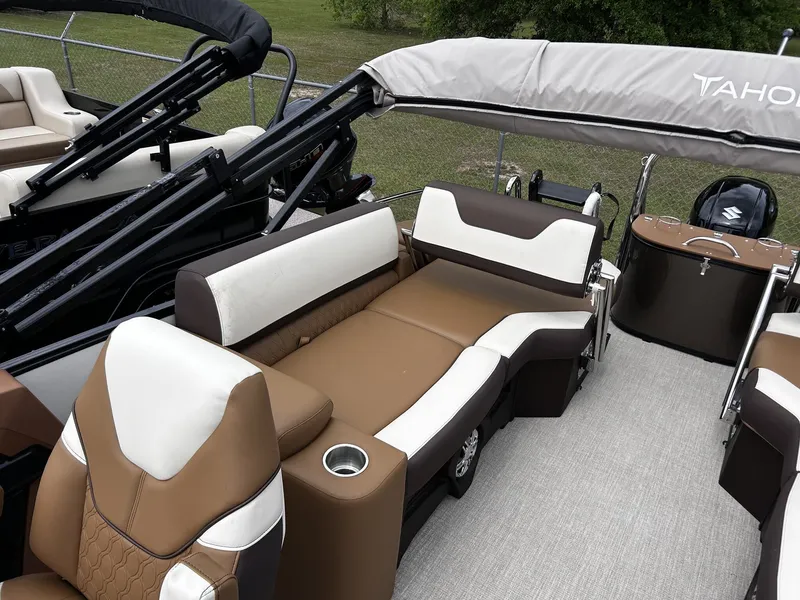 Slide: The Image of Tahoe Cascade 23 QUAD LOUNGER-200HP 2026 - 6