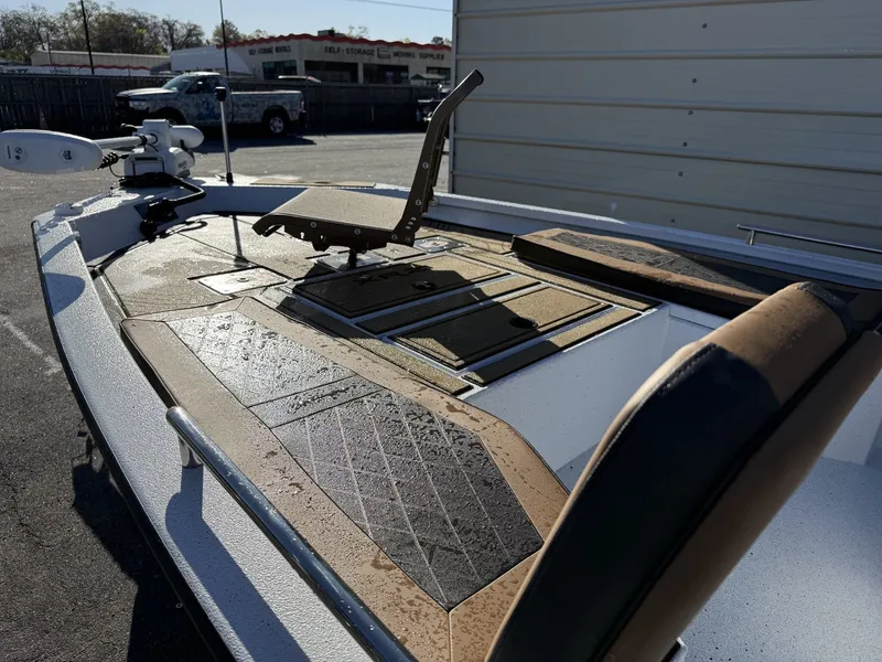 Slide: The Image of Xpress Xclusive R Series XR 21 BAY WITH FORWARD SEATING 2026 - 3