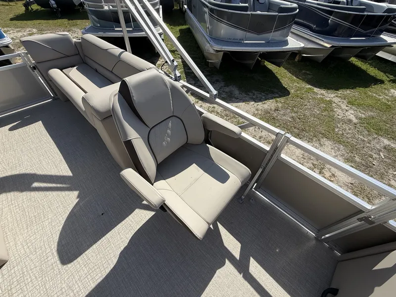 Slide: The Image of Luxurious seating on Avalon Venture 85 23 QUAD LOUNGER 2026 boat. - 5
