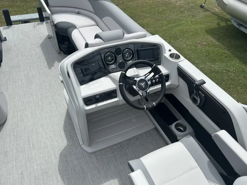 Slide: The Image of Tahoe LTZ 23 ENTERTAINER-140HP 2026 - 4
