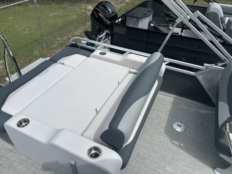 Slide: The Image of Tahoe LTZ 23 ENTERTAINER-140HP 2026 - 7