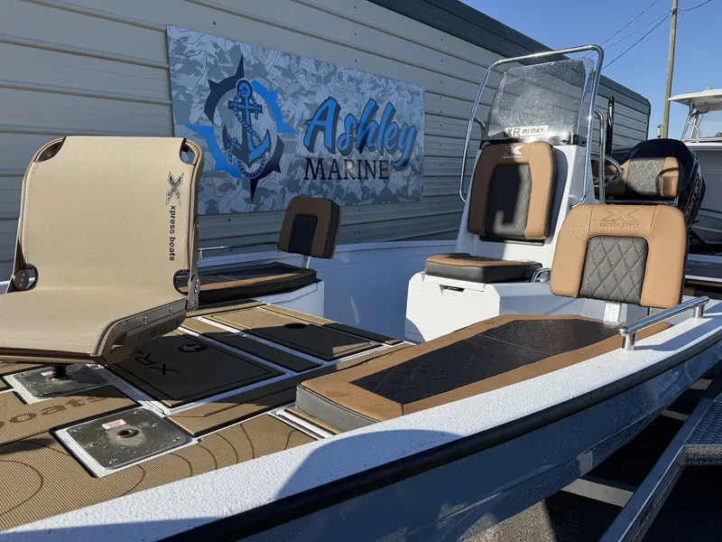 Slide: The Image of Xpress Xclusive R Series XR 21 BAY WITH FORWARD SEATING 2026 - 4