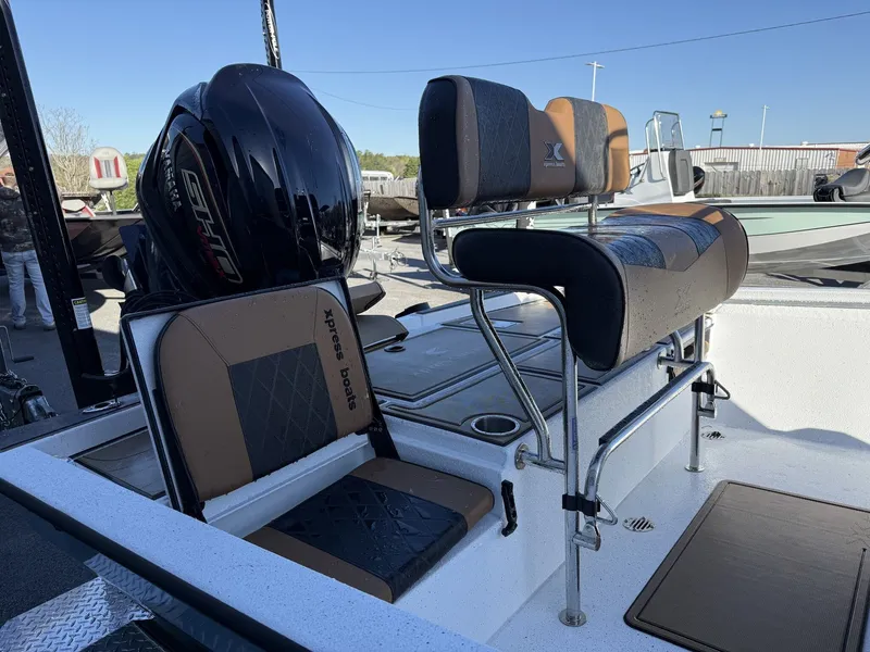 Slide: The Image of Xpress Xclusive R Series XR 21 BAY WITH FORWARD SEATING 2026 - 6