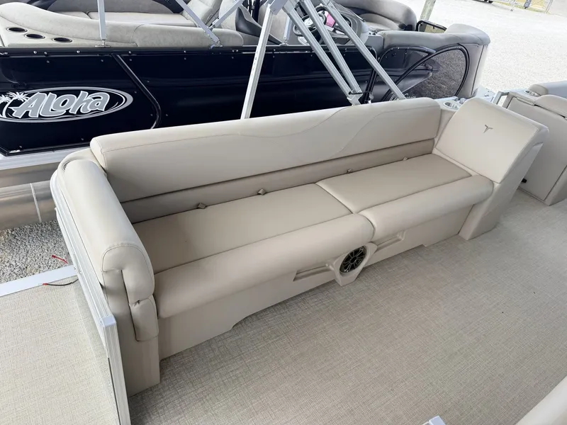 Slide: The Image of Tahoe SLT 23 QUAD LOUNGER-140HP 2026 - 3