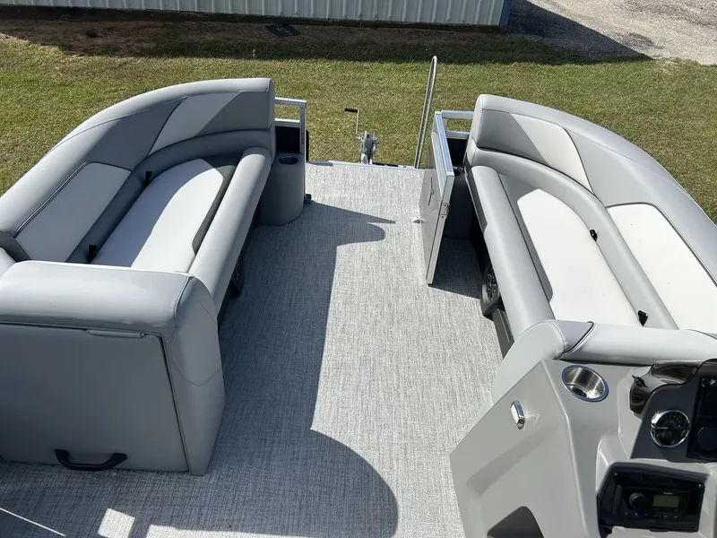 Slide: The Image of Tahoe Sport 85 23 VERASTILE REAR BENCH-140HP 2026 - 10