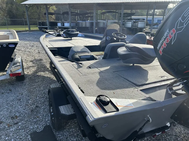 Slide: The Image of Lowe Stinger 195C 2026 - 3