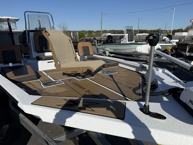 Slide: The Image of Xpress Xclusive R Series XR 21 BAY WITH FORWARD SEATING 2026 - 12