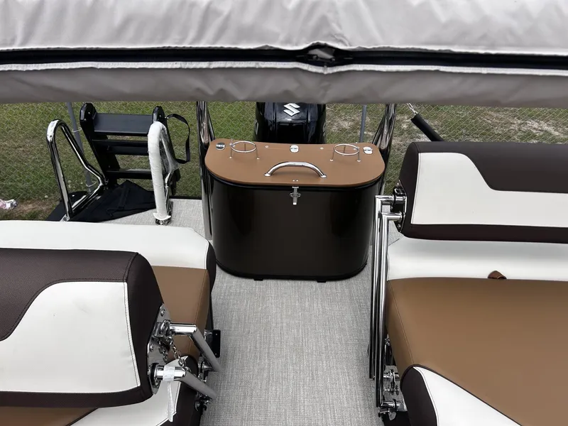 Slide: The Image of Tahoe Cascade 23 QUAD LOUNGER-200HP 2026 - 5