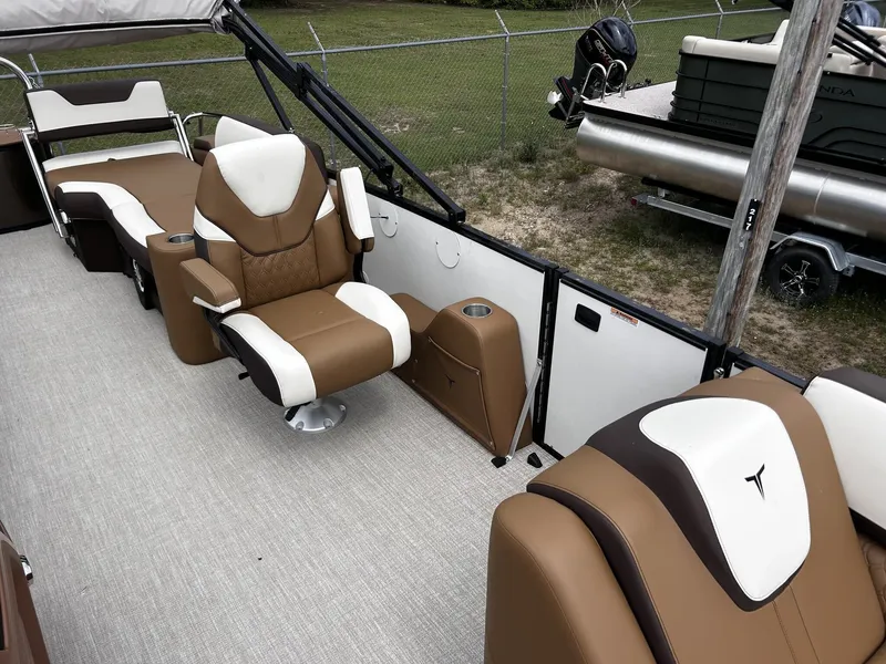 Slide: The Image of Tahoe Cascade 23 QUAD LOUNGER-200HP 2026 - 8