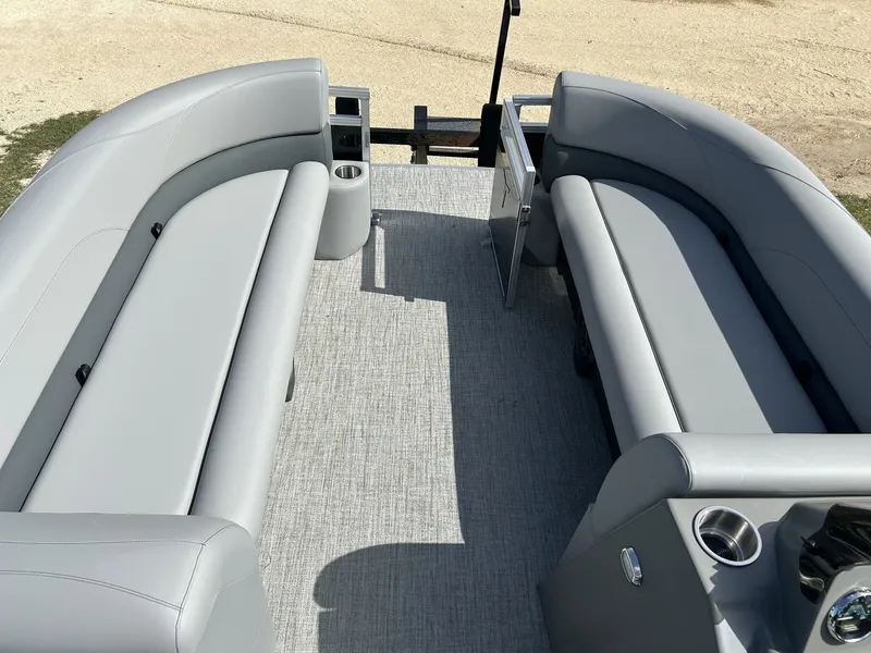Slide: The Image of Tahoe SLT 23 QUAD LOUNGER-140HP 2026 - 4