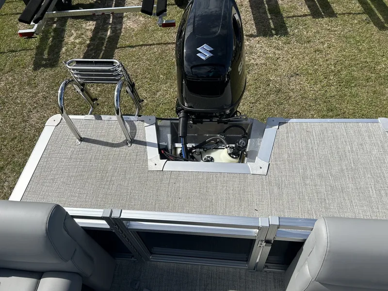 Slide: The Image of Tahoe SLT 23 QUAD LOUNGER-140HP 2026 - 7