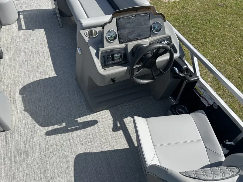 Slide: The Image of Tahoe SLT 23 QUAD LOUNGER-140HP 2026 - 9