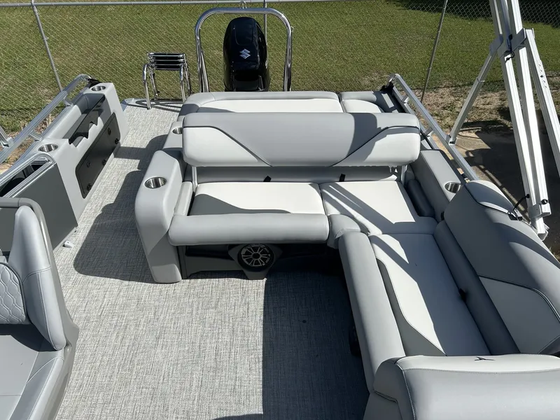 Slide: The Image of Tahoe Sport 85 23 VERASTILE REAR BENCH-140HP 2026 - 12