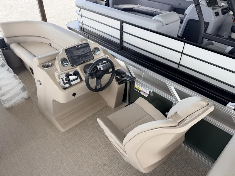 Slide: The Image of Tahoe SLT 23 QUAD LOUNGER-140HP 2026 - 5