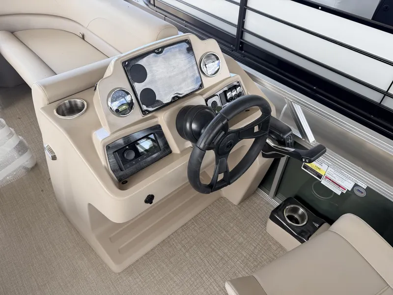 Slide: The Image of Tahoe SLT 23 QUAD LOUNGER-140HP 2026 - 8