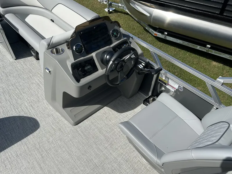 Slide: The Image of Tahoe Sport 85 23 VERASTILE REAR BENCH-140HP 2026 - 11