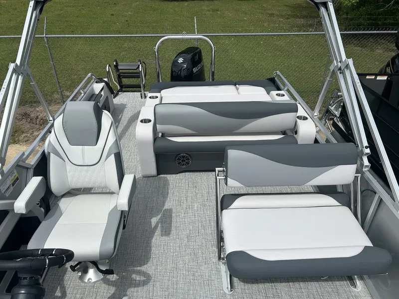 Slide: The Image of Tahoe LTZ 23 ENTERTAINER-140HP 2026 - 3