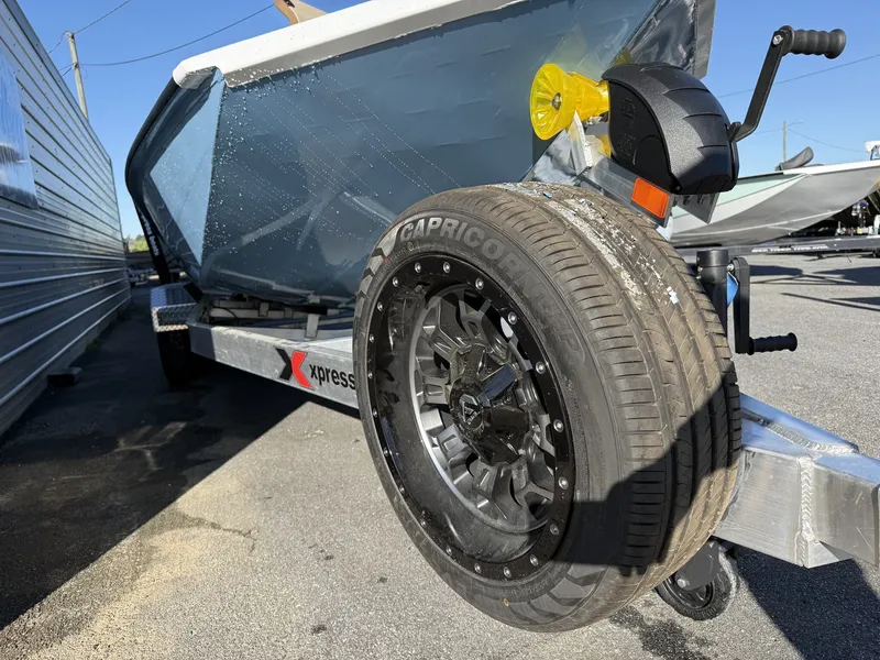 Slide: The Image of Xpress Xclusive R Series XR 21 BAY WITH FORWARD SEATING 2026 - 15