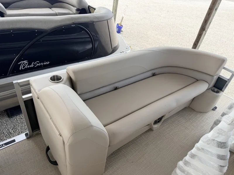 Slide: The Image of Tahoe SLT 23 QUAD LOUNGER-140HP 2026 - 10