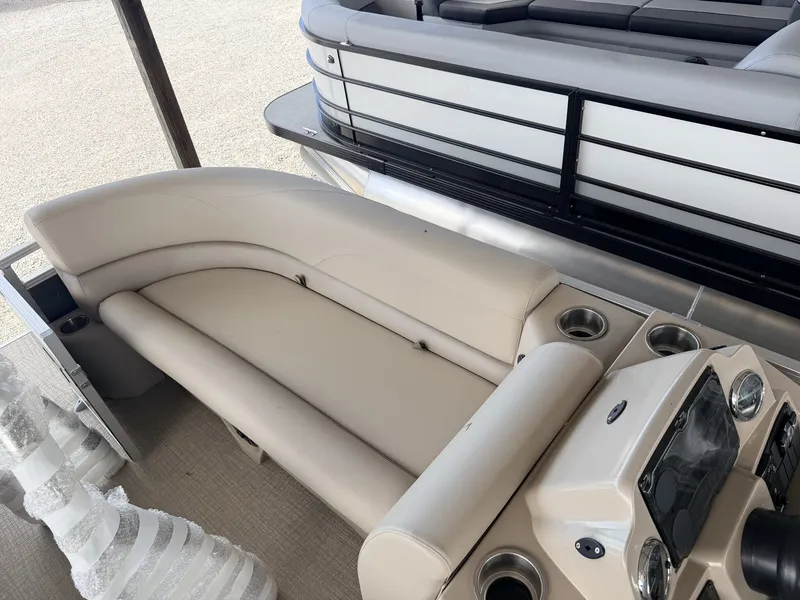 Slide: The Image of Tahoe SLT 23 QUAD LOUNGER-140HP 2026 - 9