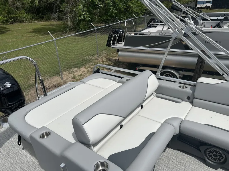 Slide: The Image of Tahoe Sport 85 23 VERASTILE REAR BENCH-140HP 2026 - 4