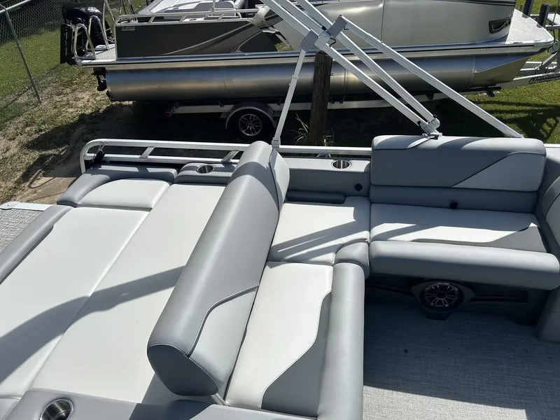 Slide: The Image of Tahoe Sport 85 23 VERASTILE REAR BENCH-140HP 2026 - 9