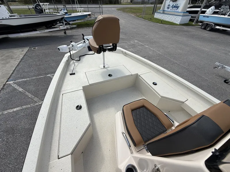 Slide: The Image of Xpress Hyper-Lift Bay Series H20 BAY-HYD STEERING 2026 - 5