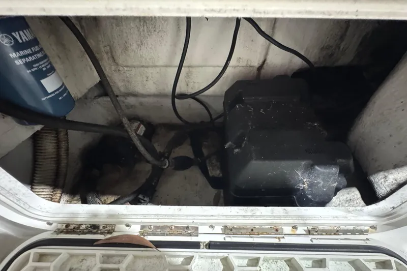 Slide: The Image of 2003 Glacier Bay 2640SX Renegade engine compartment with marine fuel separator and cables. - 41