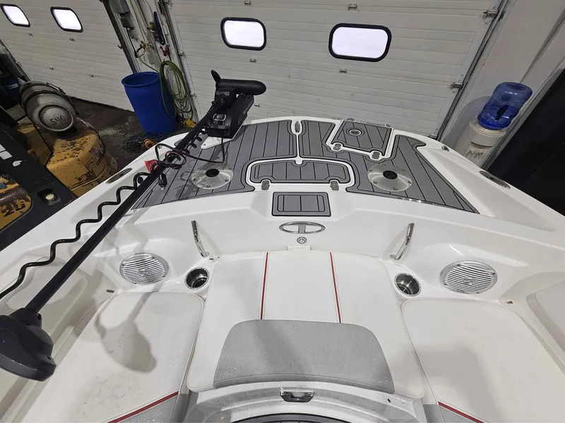 Slide: The Image of Tracker TAHOE 2150 2022 - 3