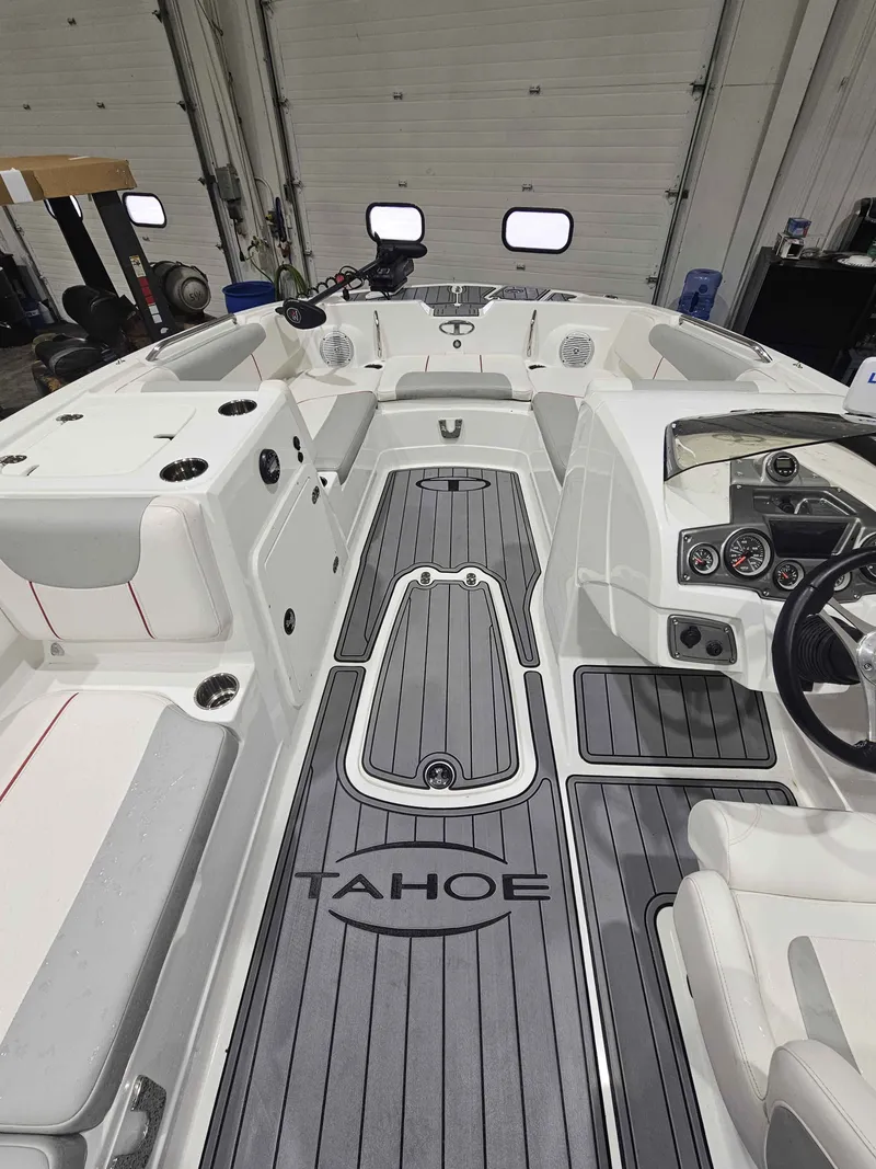 Slide: The Image of Tracker TAHOE 2150 2022 - 5