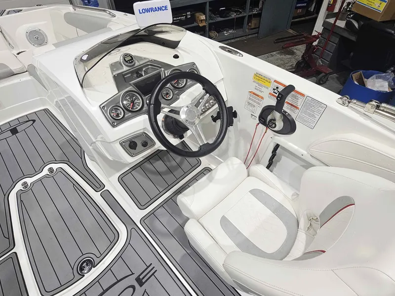 Slide: The Image of Tracker TAHOE 2150 2022 - 6