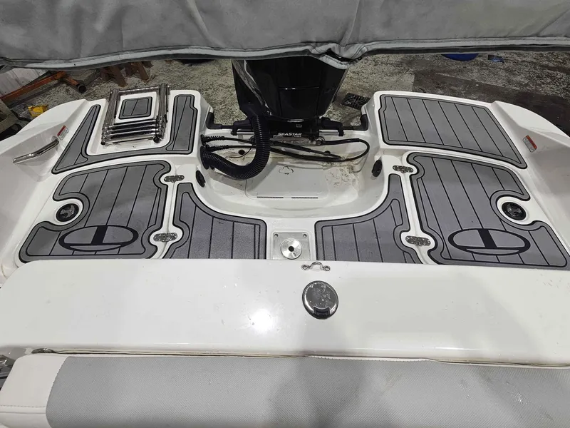 Slide: The Image of Tracker TAHOE 2150 2022 - 9