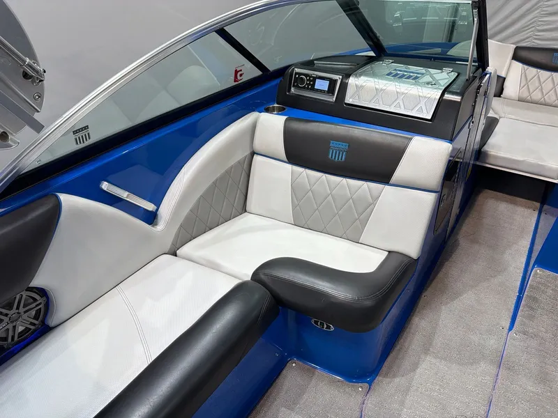 Slide: The Image of MasterCraft X23 2015 - 13